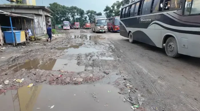 ঝুঁকিপূর্ণ জামালপুরের বাস টার্মিনাল, নির্মাণের ৪ দশকেও নেই উন্নয়ন
