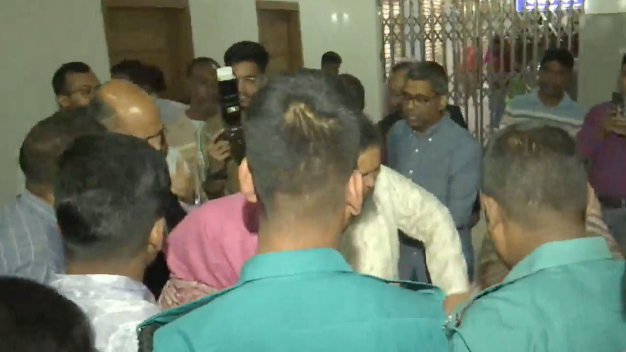 রাজশাহীতে বাসায় ঢুকে জজের ছেলেকে ছুরিকাঘাতে হত্যা, স্ত্রী গুরুতর আহত