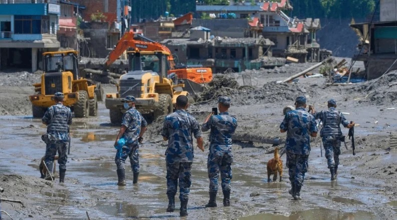 কাদার নিচে লাশের সারি, নেপালে ভয়াবহ বন্যায় নিহত প্রায় ৪৭২