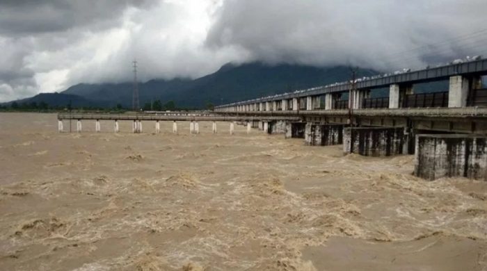 বিধ্বস্ত নেপালে প্রাণহানি বেড়ে ১৬০, বিহারে ঢুকে পড়ছে পানি