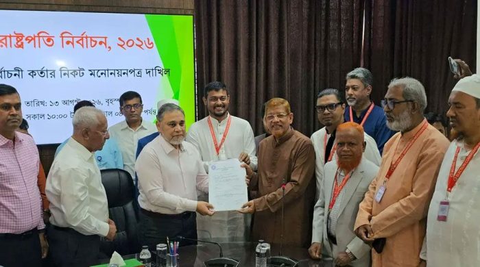ইসিতে রাষ্ট্রপতি প্রার্থী অলি আহমদের মনোনয়নপত্র জমা
