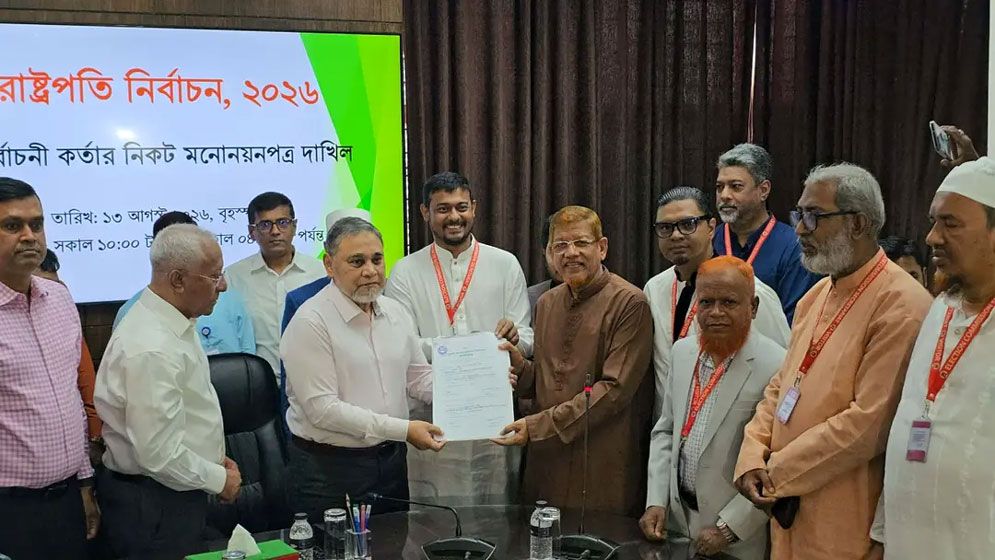ইসিতে রাষ্ট্রপতি প্রার্থী অলি আহমদের মনোনয়নপত্র জমা