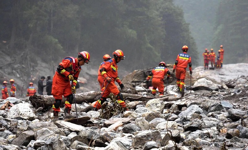 নেপালে লাশ দাফন শুরু, নিখোঁজ হাজারো মানুষের সন্ধানে উদ্ধারকর্মীরা