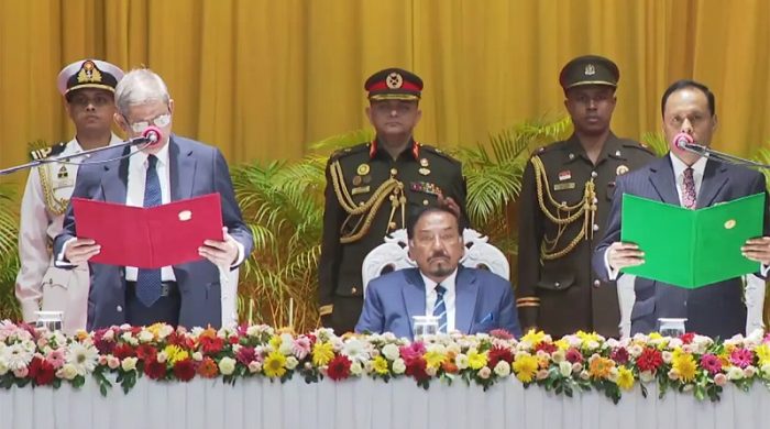 ২৩তম রাষ্ট্রপতি হিসেবে শপথ নিয়েছেন মির্জা ফখরুল