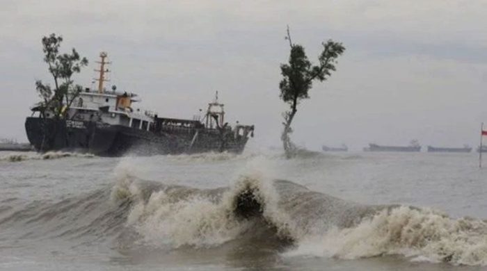 বঙ্গোপসাগরে ৩ মাছধরা ট্রলারডুবি, ৫০ জেলে উদ্ধার