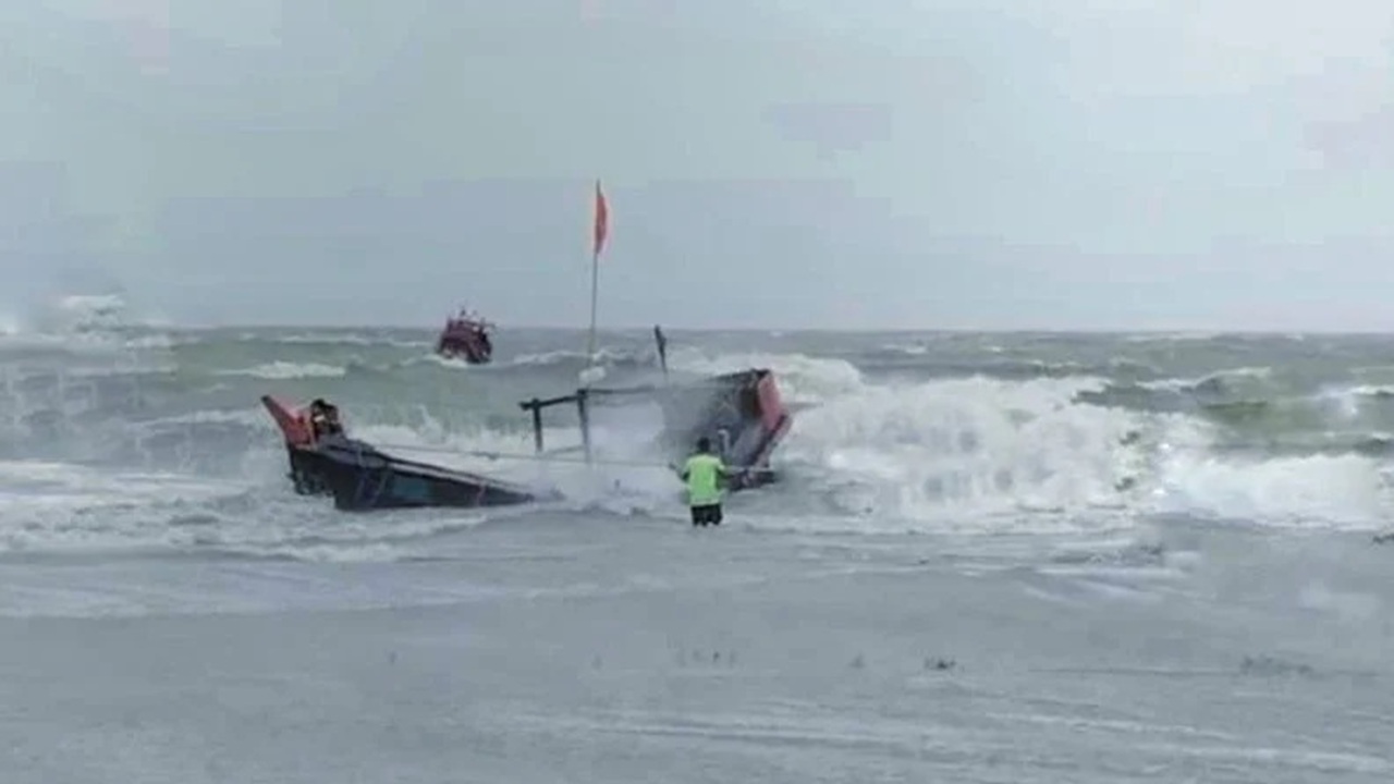 বঙ্গোপসাগরে ট্রলারডুবি: ৮ জেলে উদ্ধার, নিখোঁজ ৫